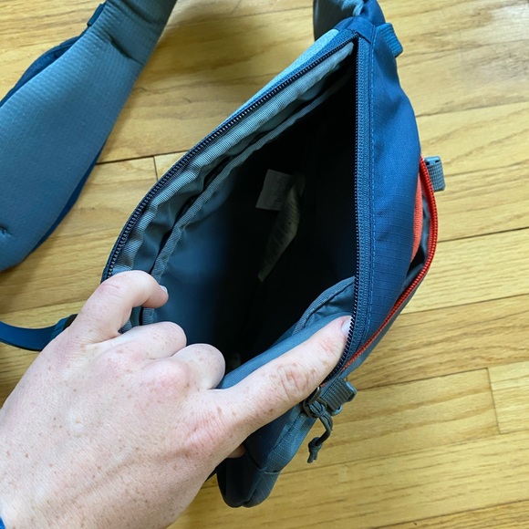 SOLD Patagonia Atom Sling Crossbody Bag 8L - Picture 2 of 5